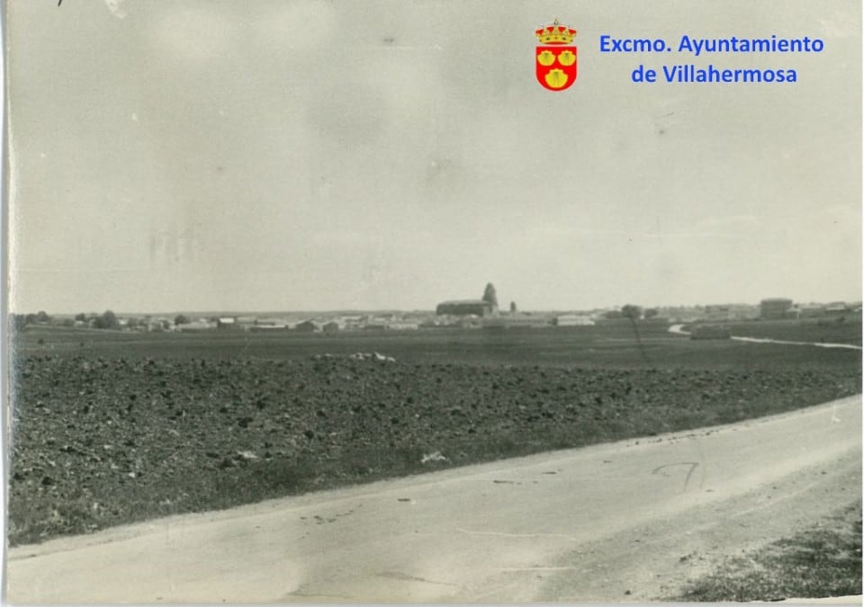 Vista de la iglesia desde el Km. 2 de la carretera de Carrizosa. Se estaba construyendo el chapitel de la iglesia. Año 1968