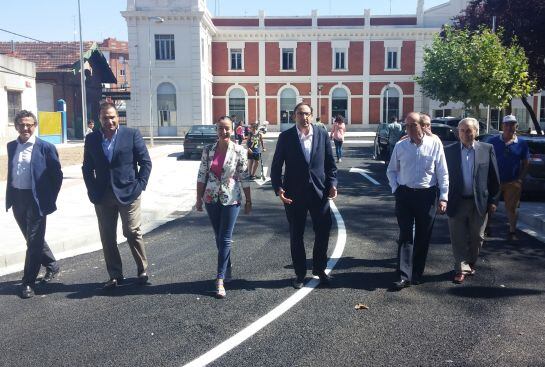 El Alcalde (en el centro) pasea por la nueva calle.