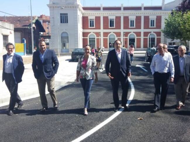 El Alcalde (en el centro) pasea por la nueva calle.