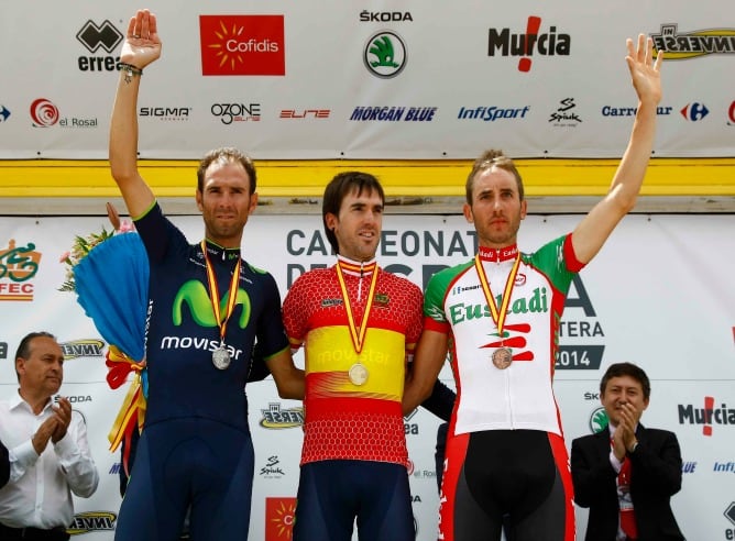 Ion Izagirre en lo más alto del podium del campeonato de España en carretera