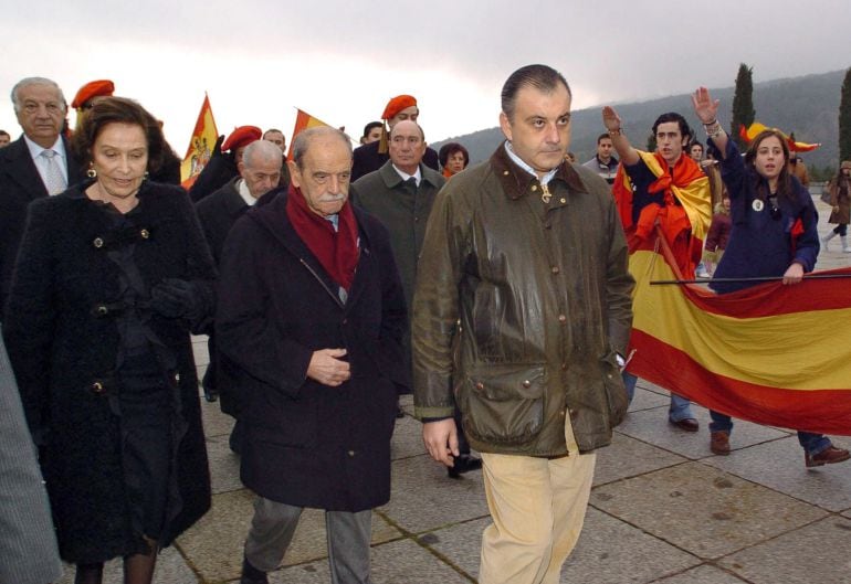 La hija del general Francisco Franco y presidenta de la Fundación Francisco Franco, Carmen Franco, a su llegada al Valle de los Caídos en la conmemoración al treinta aniversario de la muerte del dictador en 2005