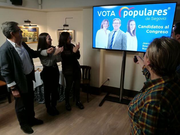 Los candidatos populares proceden a la pegada virtual en el restaurante Casares