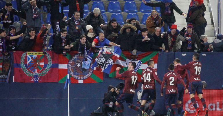 Los jugadores del Eibar celebran el gol de la victoria