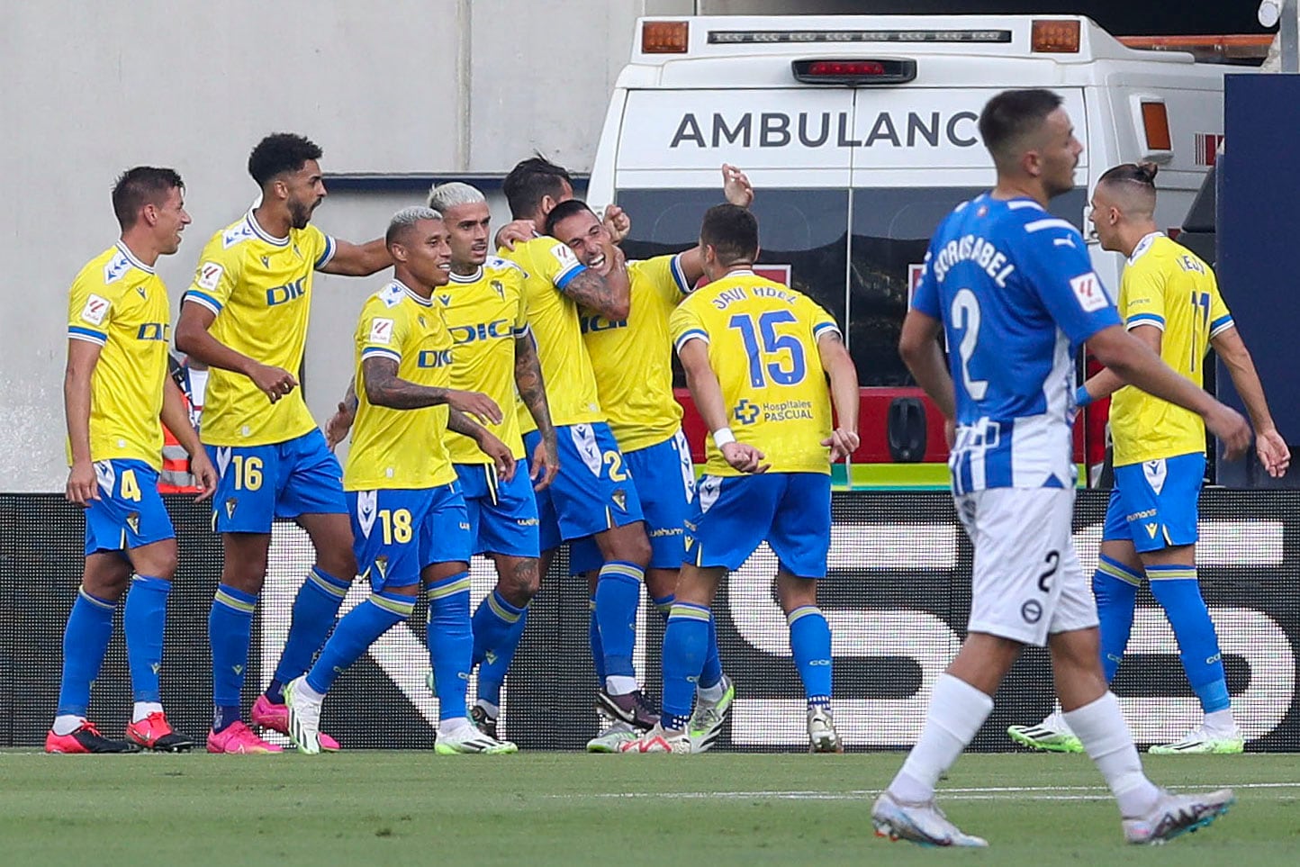 CÁDIZ , 14/08/2023.- Los jugadores cadistas celebran el primer tanto conseguido por el centrocampista del Cádiz CF, Fede San Emeterio, durante el partido de Liga que enfrenta al Cádiz CF y al Deportivo Alavés en el estadio Nuevo Mirandilla, en Cádiz, este lunes. EFE/Román Ríos
