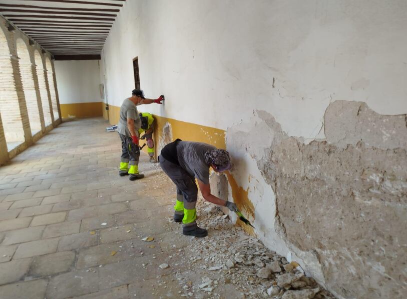 Trabajadores pintando una pared