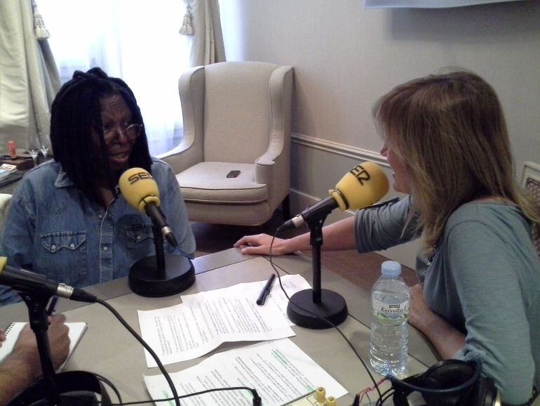 Whoopi Goldberg y Gemma Nierga ayer en el Hotel Palace de Barcelona