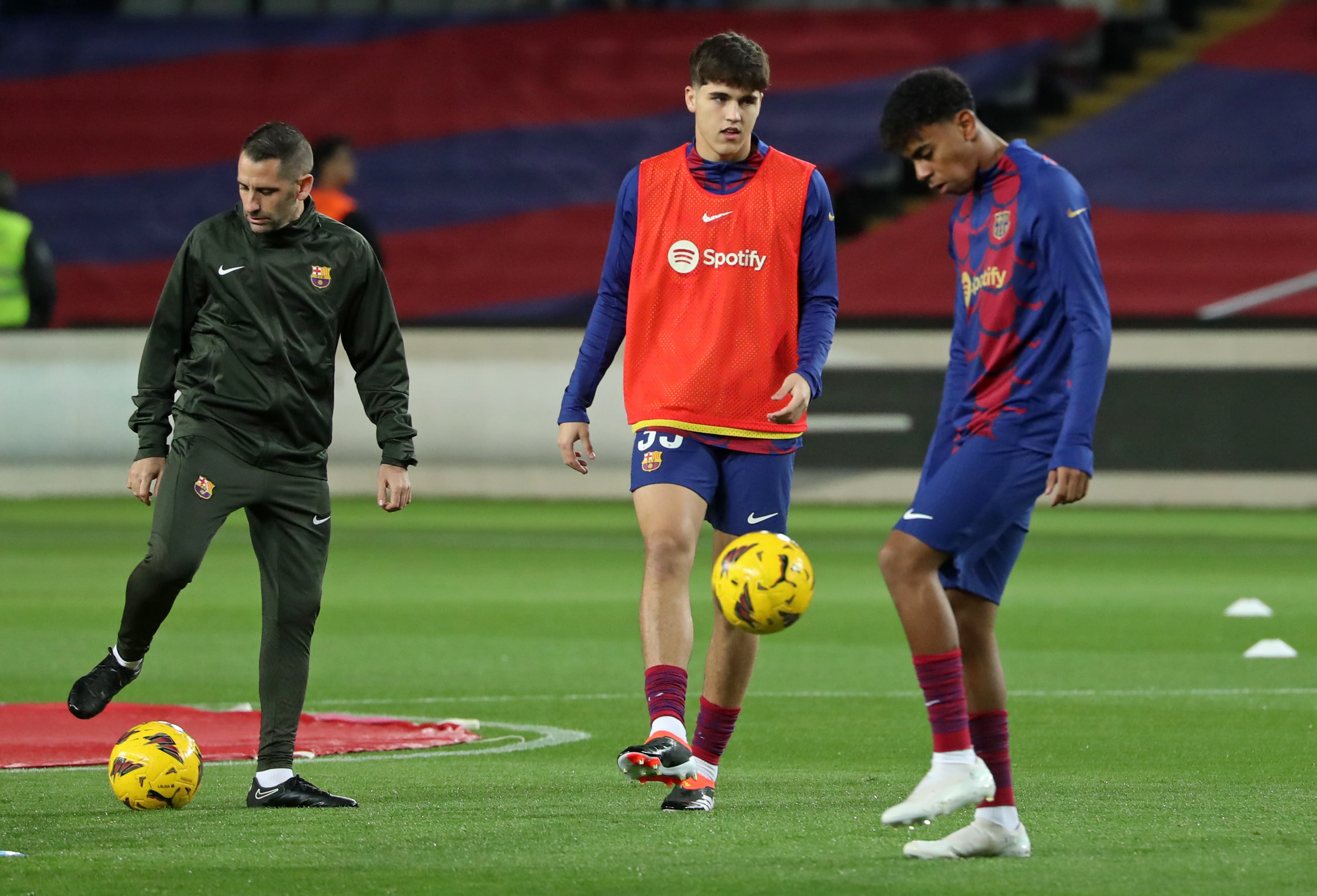 Pau Cubarsi y Lamine Yamal durante un partido con el FC Barcelona. (Joan Valls/Urbanandsport/NurPhoto via Getty Images)