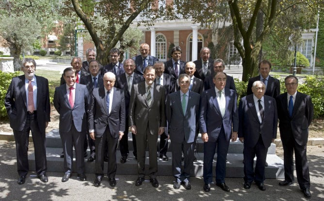 Mariano Rajoy posa con los integrantes del Consejo Empresarial para la Competitividad, integrado por los presidentes de las grandes empresas españolas