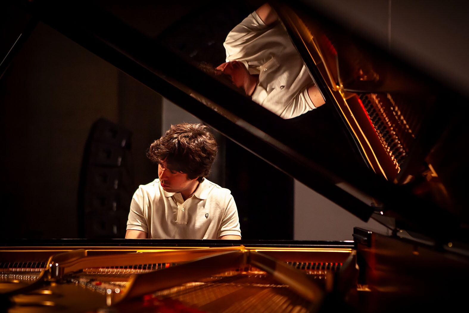El español Pedro López durante la primera fase del 66º Premio Jaén de Piano.