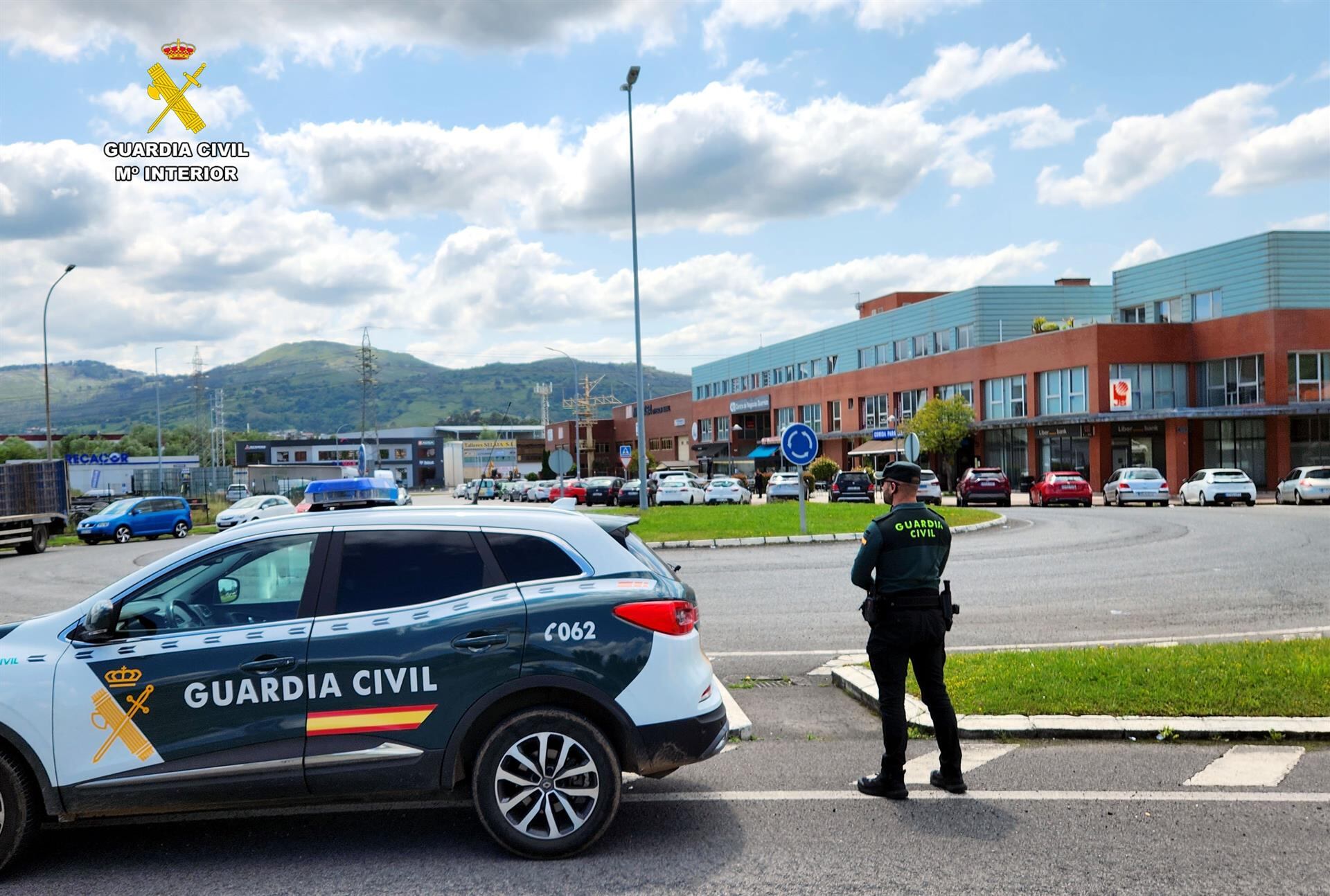 La Guardia Civil vigilando un polígono industrial - GUARDIA CIVIL