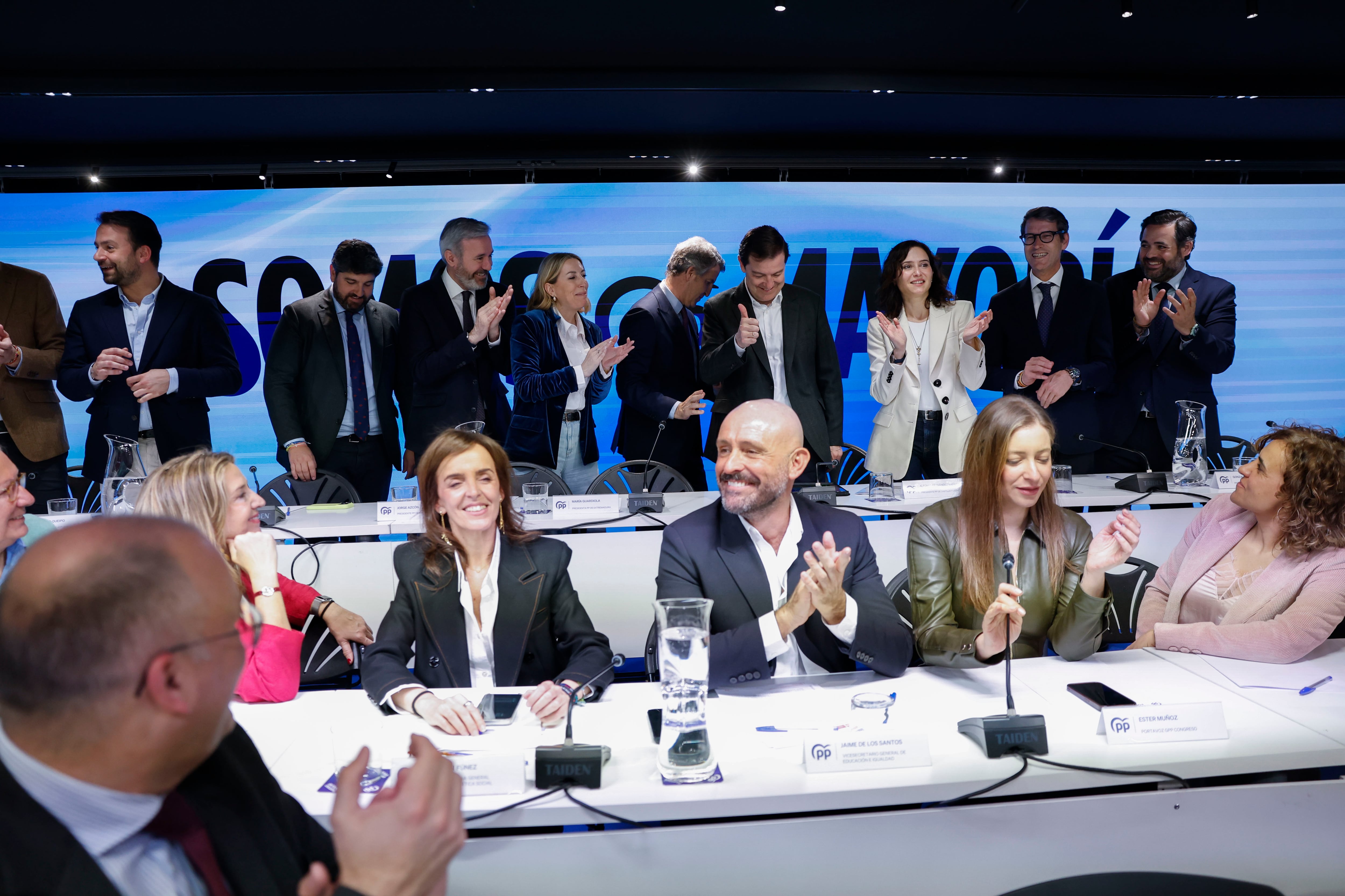 MADRID, 16/03/2026.- El presidente en funciones de Castilla y León, Alfonso Fernández Mañueco (4d, al fondo), recibe los aplausos de sus compañeros de partido, a su llegada a la reunión de la Junta Directiva Nacional del Partido Popular este lunes en Madrid. EFE/ Javier Lizón