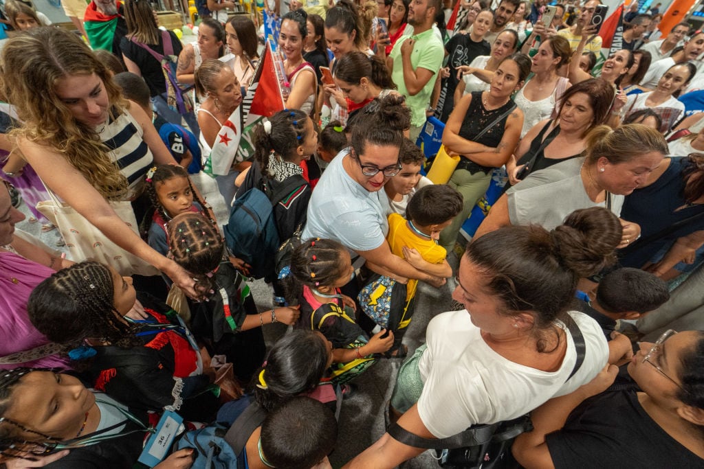 El programa Vacaciones en Paz, que cumple cuarenta años, permite acoger a un centenar niñas y niños saharauis en Canarias