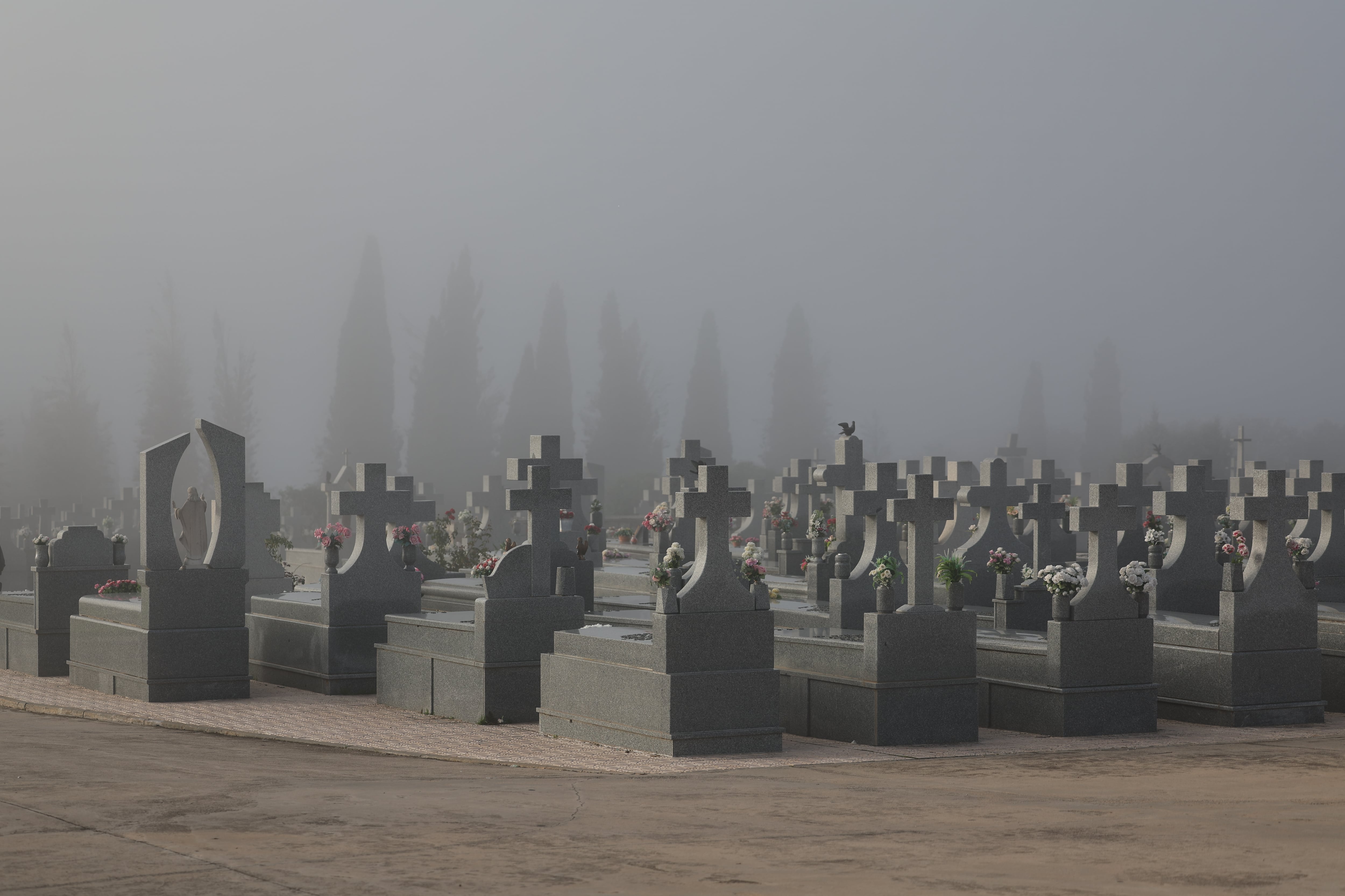 La niebla envuelve el cementerio de Toledo.