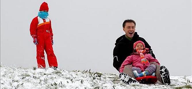 La gente disfruta de la nieve con sus trineos en O Cebreiro, Lugo