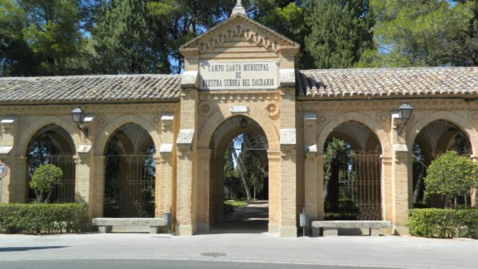 Imagen de archivo de la entrada principal del cementerio municipal de Toledo