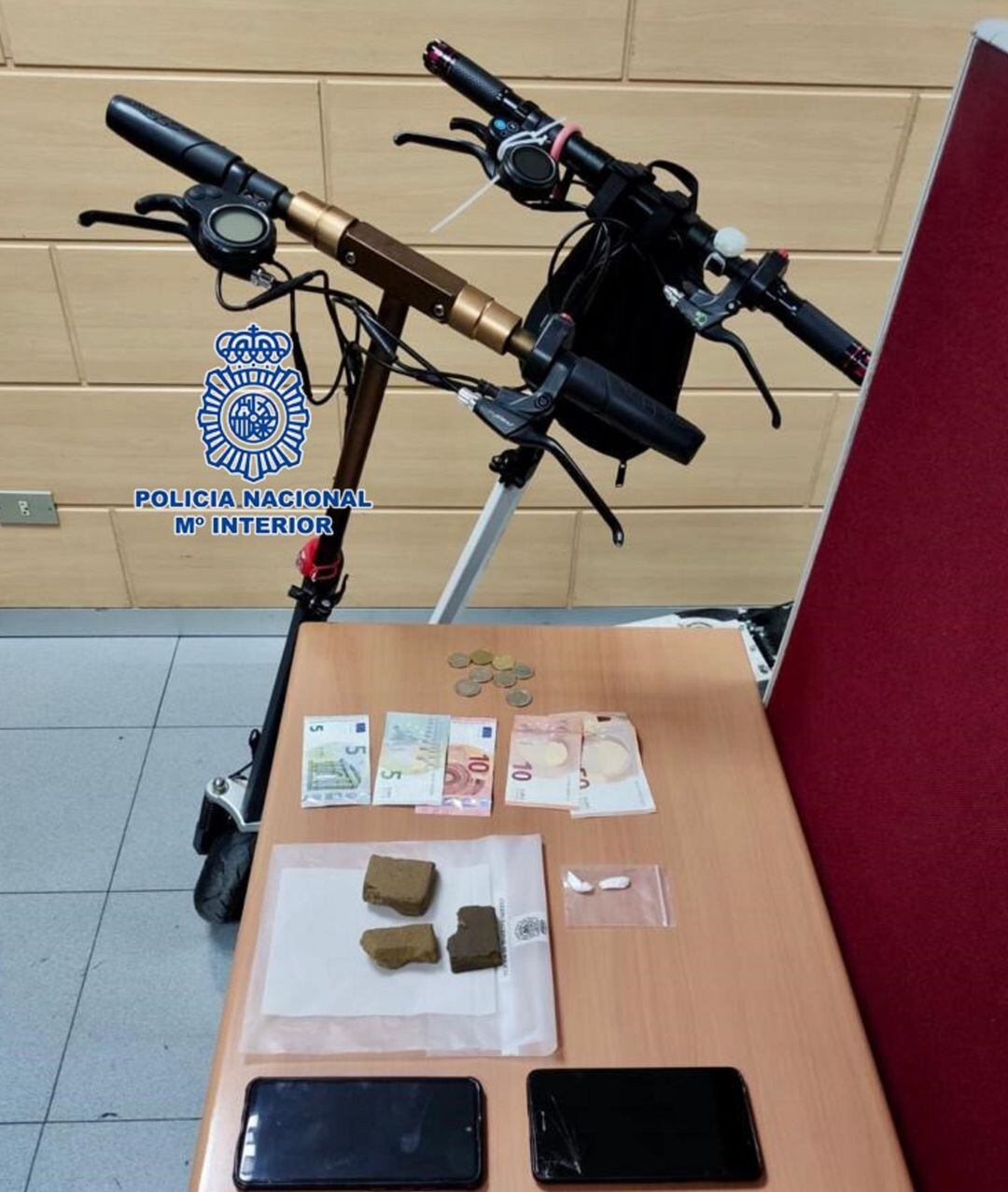 La Policía desarticula en Pontevedra una red que distribuía droga a domicilio utilizando patinetes eléctricos.