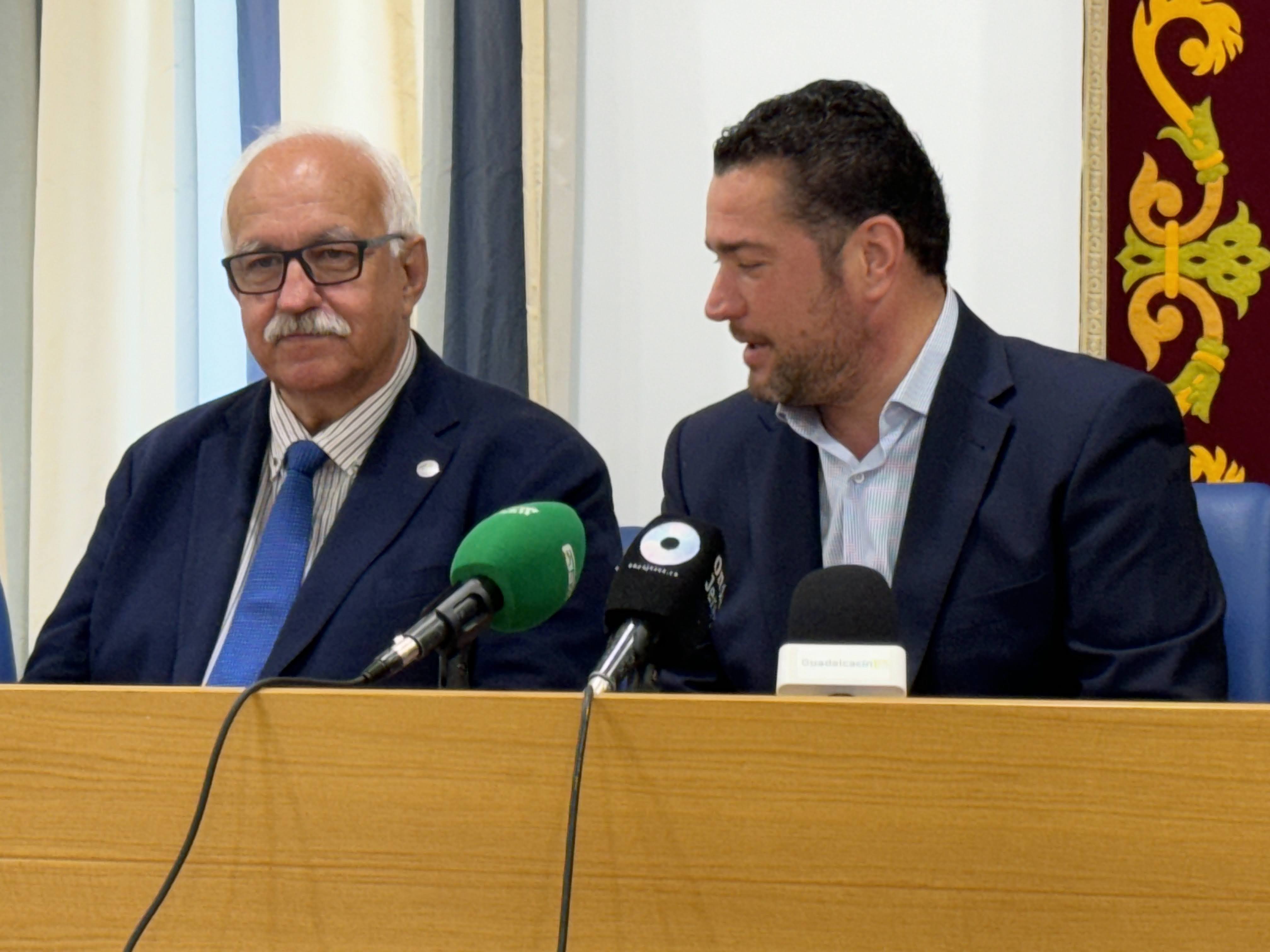 Salvador Ruiiz, alcalde de Guadalcacín  junto a Manuel Alonso, presidente de la RFAA