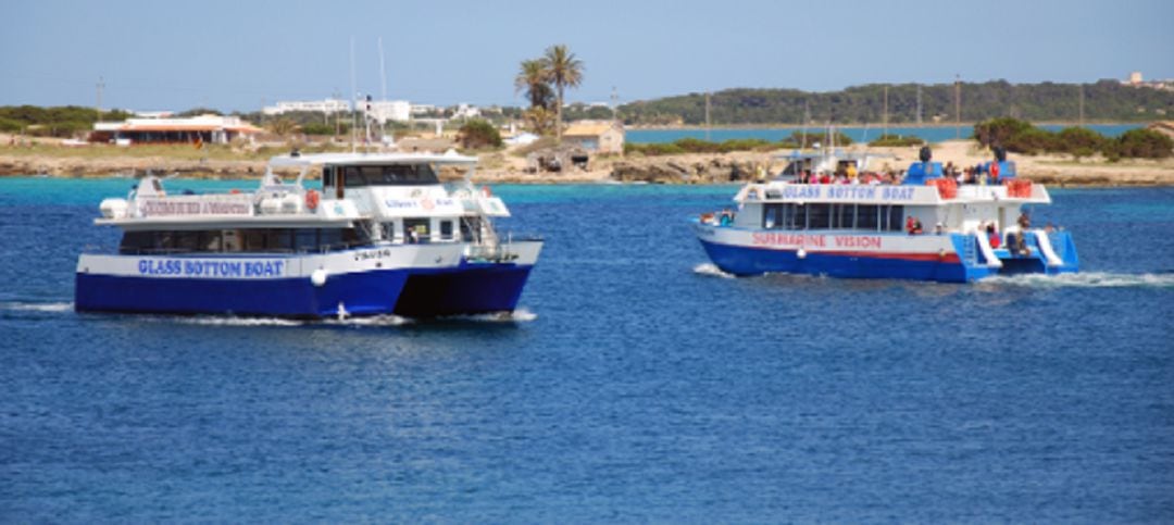 Imagen de archivo de barcos realizando excursiones marítimas