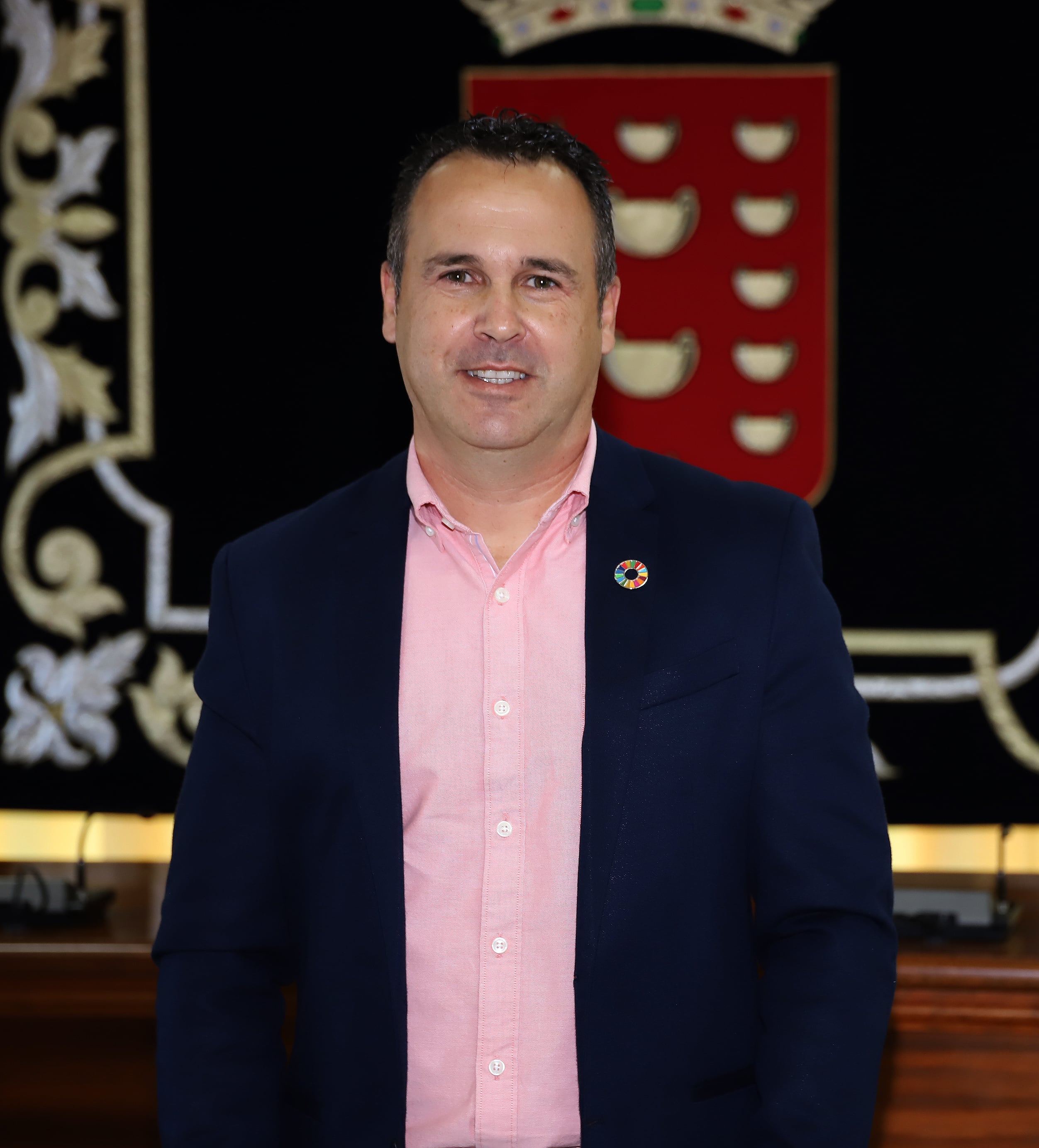 Hugo Delgado en el salón de plenos del Cabildo de Lanzarote.