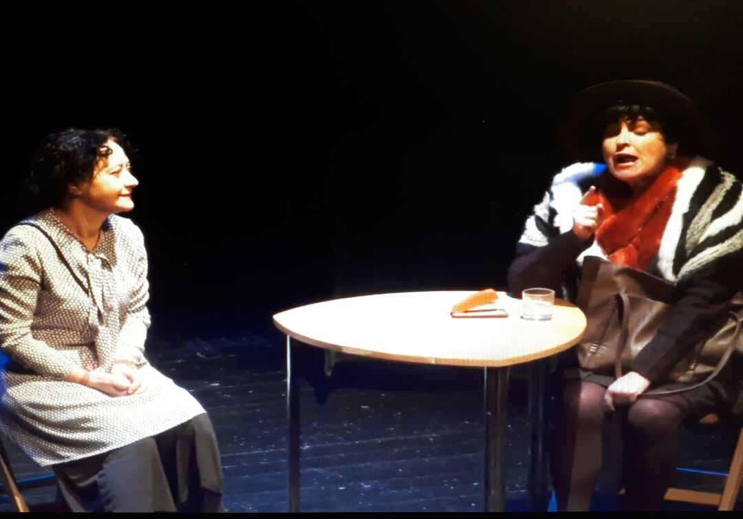 Maite Lorenzo, a la izquierda, y Karmele Etxeberria, a la izquierda, en un momento de 'Los teloneros del chocolate'