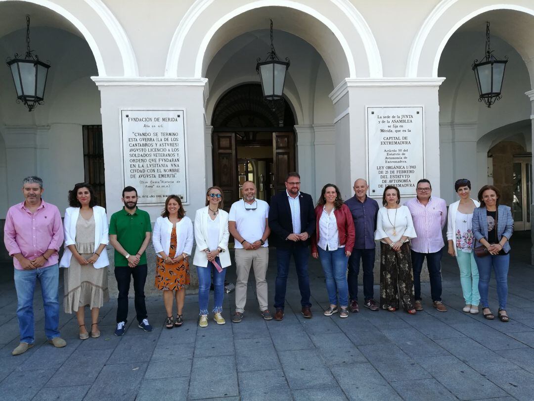 Osuna nombra un equipo de gobierno en Mérida de &quot;continuación&quot; y para &quot;mejorar&quot; y &quot;reorganizar&quot; servicios 
 Equipo de gobierno de Rodríguez Osuna en el arranque de la legislatura 2019-2023
 