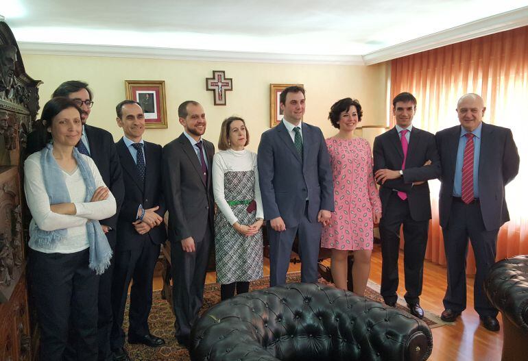 Junta de Gobierno del Colegio Oficial de Farmacéuticos de Palencia minutos antes de la toma de posesión de José Luis Nájera (sexto por la izquierda) como presidente