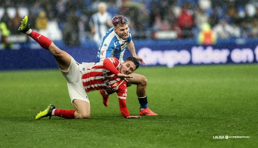 Olaetxea cae al suelo en una disputa con Mella durante el Dépor-Sporting.