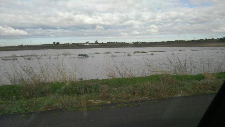 Imagen de un vehículo en una explotación agraria de Rota