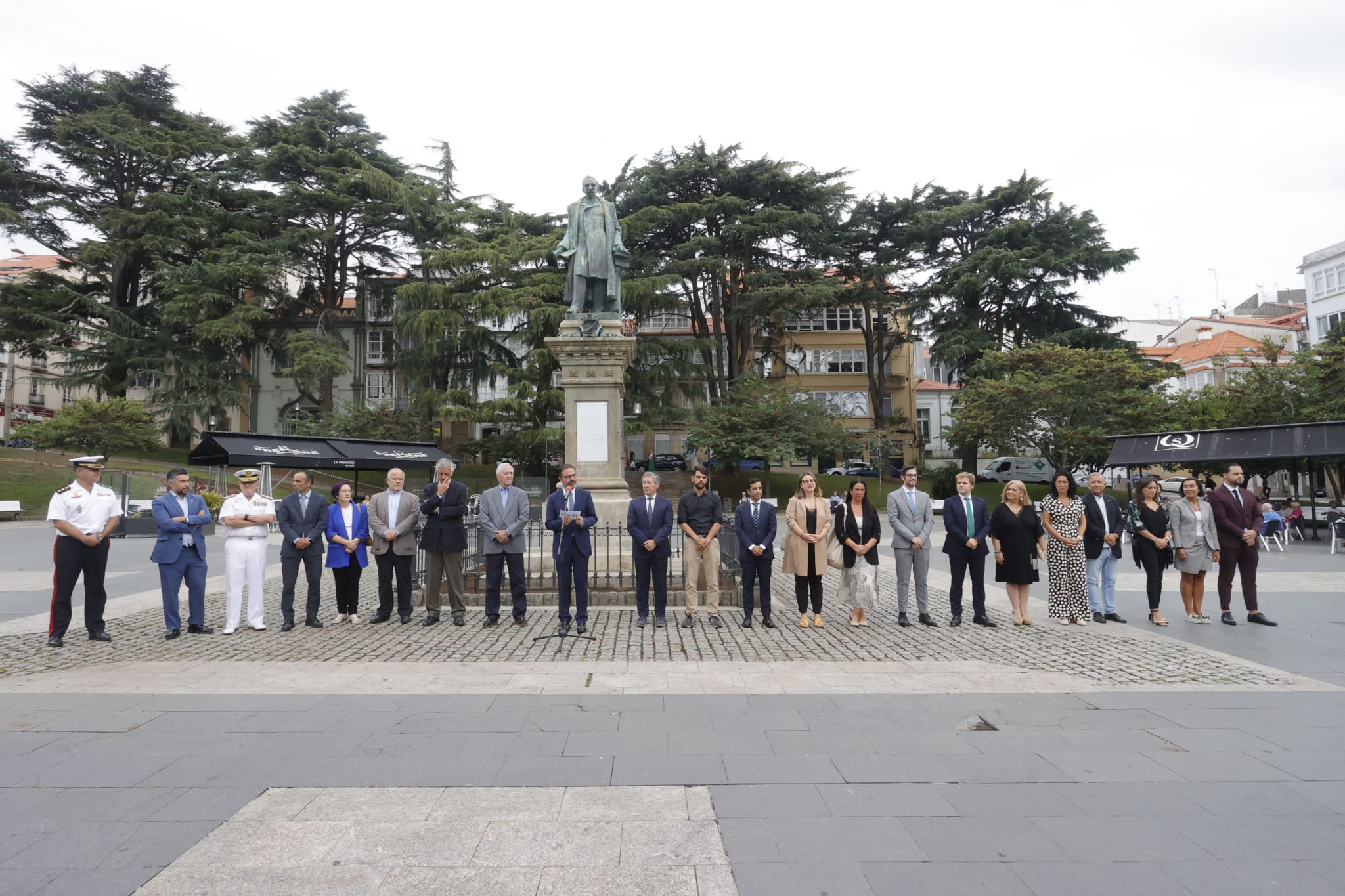 Ofrenda floral institucional de este miércoles en la plaza de Amboage