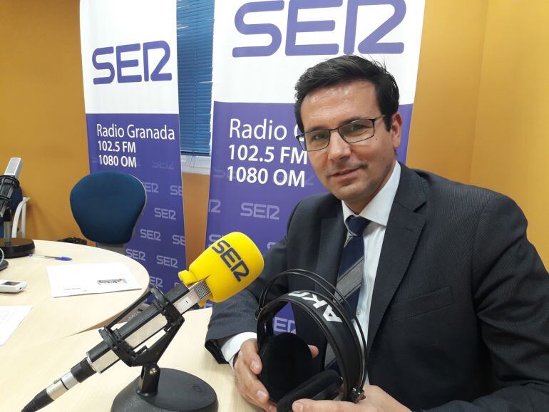 El alcalde ha atendido a los oyentes desde los estudios de Radio Granada