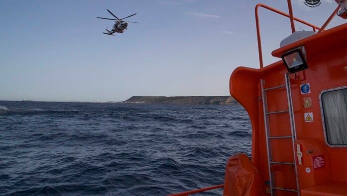 Un helicóptero junto a la Salvamar Gadir