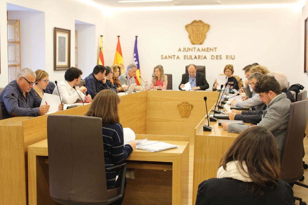 Imagen de archivo de un pleno del Ayuntamiento de Santa Eulària