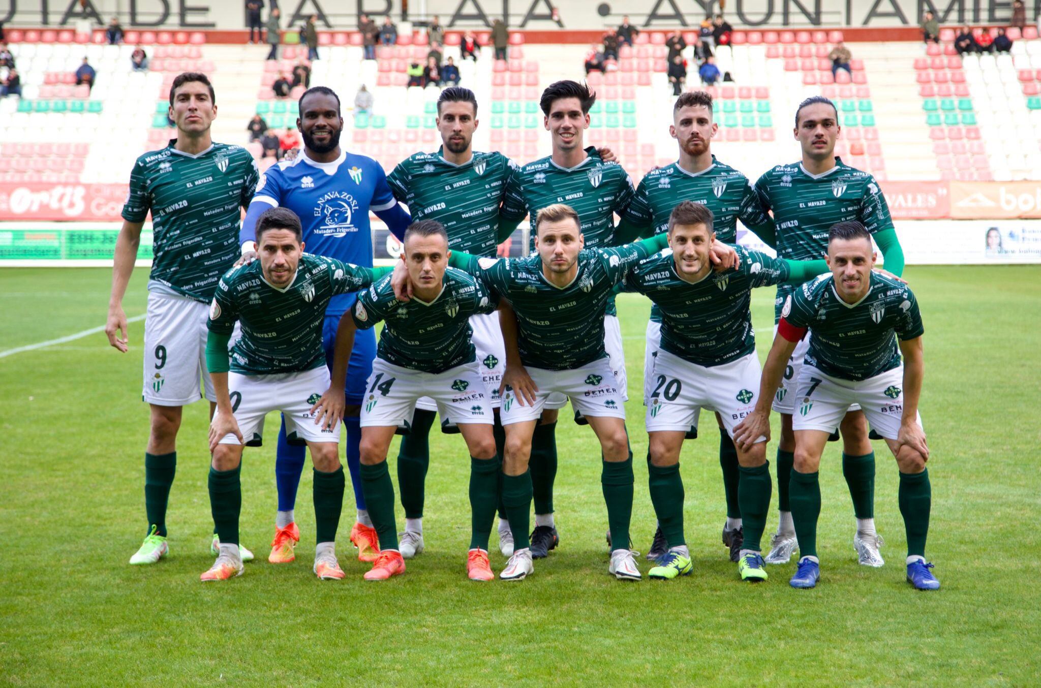 El Guijuelo posa antes de comenzar su último partido de liga ante el Zamora