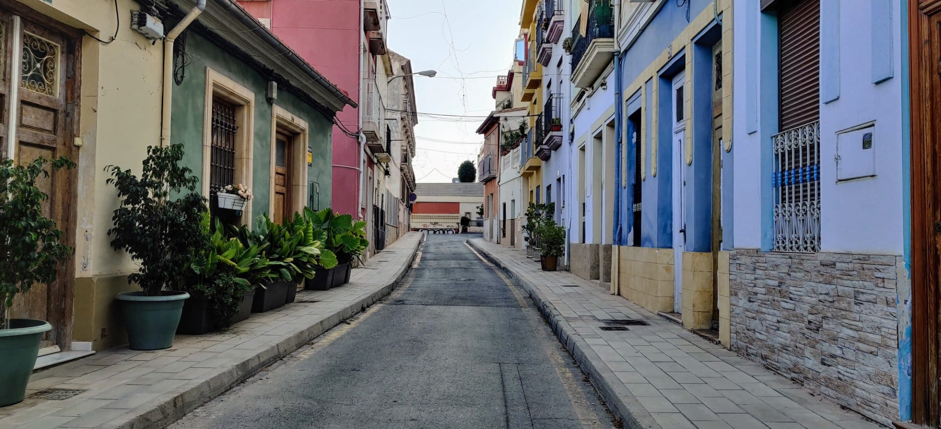 Antiguas escuelas en el Raval Roig de Alicante que los vecinos proponen como centro comunitario