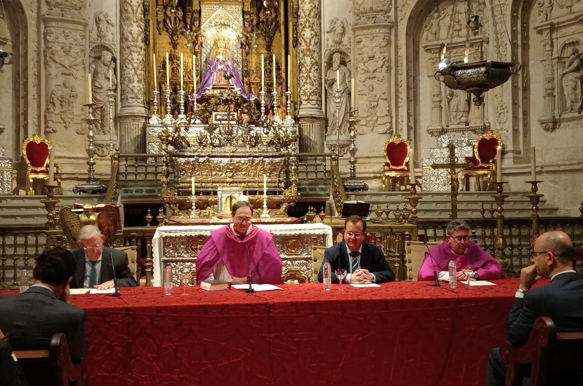 Presidencia del Cabildo de Toma de Horas celebrado este domingo en la Capilla Real de la Catedral con, de izquierda a derecha, Francisco Vélez, presidente del Consejo de Cofradías; Teodoro León, vicario general de la Archidiócesis hispalense; Juan Carlos Cabrera, delegado municipal de Fiestas Mayores; y Marcelino Manzano, delegado diocesano de Hermandades y Cofradías