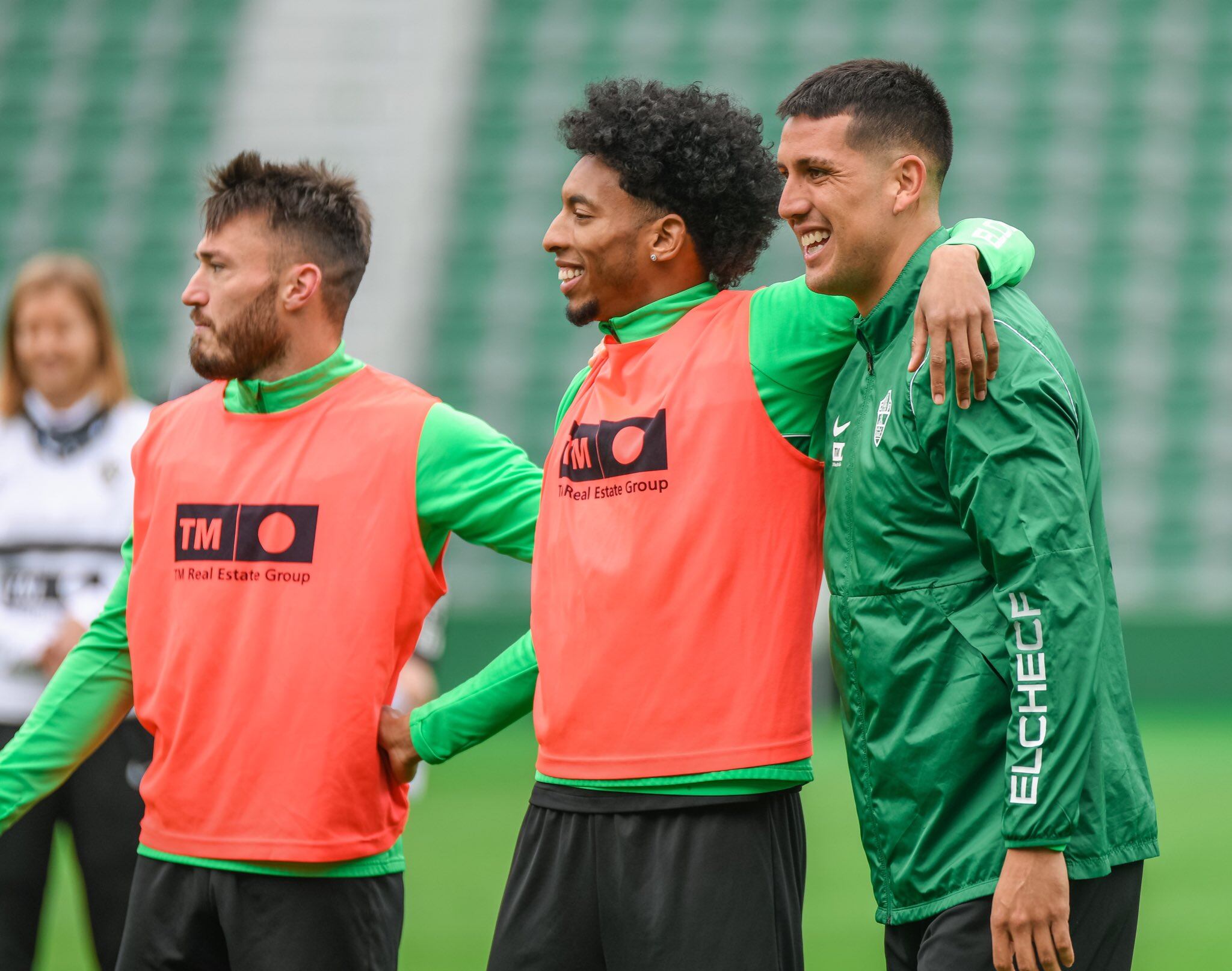 Mojica, en el centro de la imagen, entre Josan y Enzo Roco en un entrenamiento