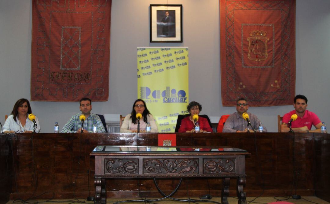 De izquierda a derecha: Nuria Fernández (PP), Carlos Fraile (PSOE), Cristina Sancho (moderadora Radio Cuéllar), Montserrat Sanz (IU), David de las Heras (Ciudadanos) y Borja Sanz (Centrados).