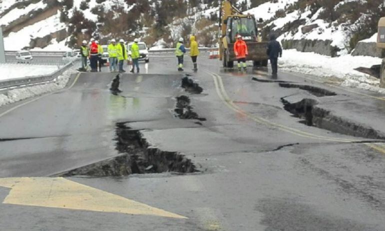 Las grietas en el Puerto del Monrepós se abrieron el pasado viernes, a consecuencia de un corrimiento de tierras por las lluvias 