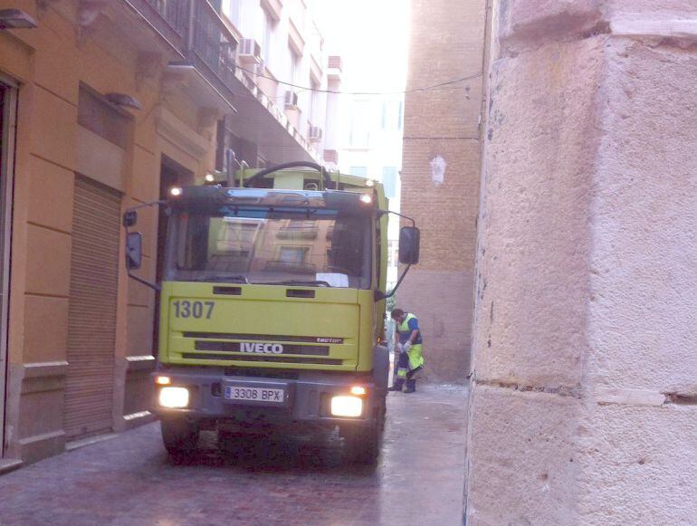 Los operarios de Limasa, tras la desconvocatoria de la huelga, trabajando en el Centro de M&aacute;laga