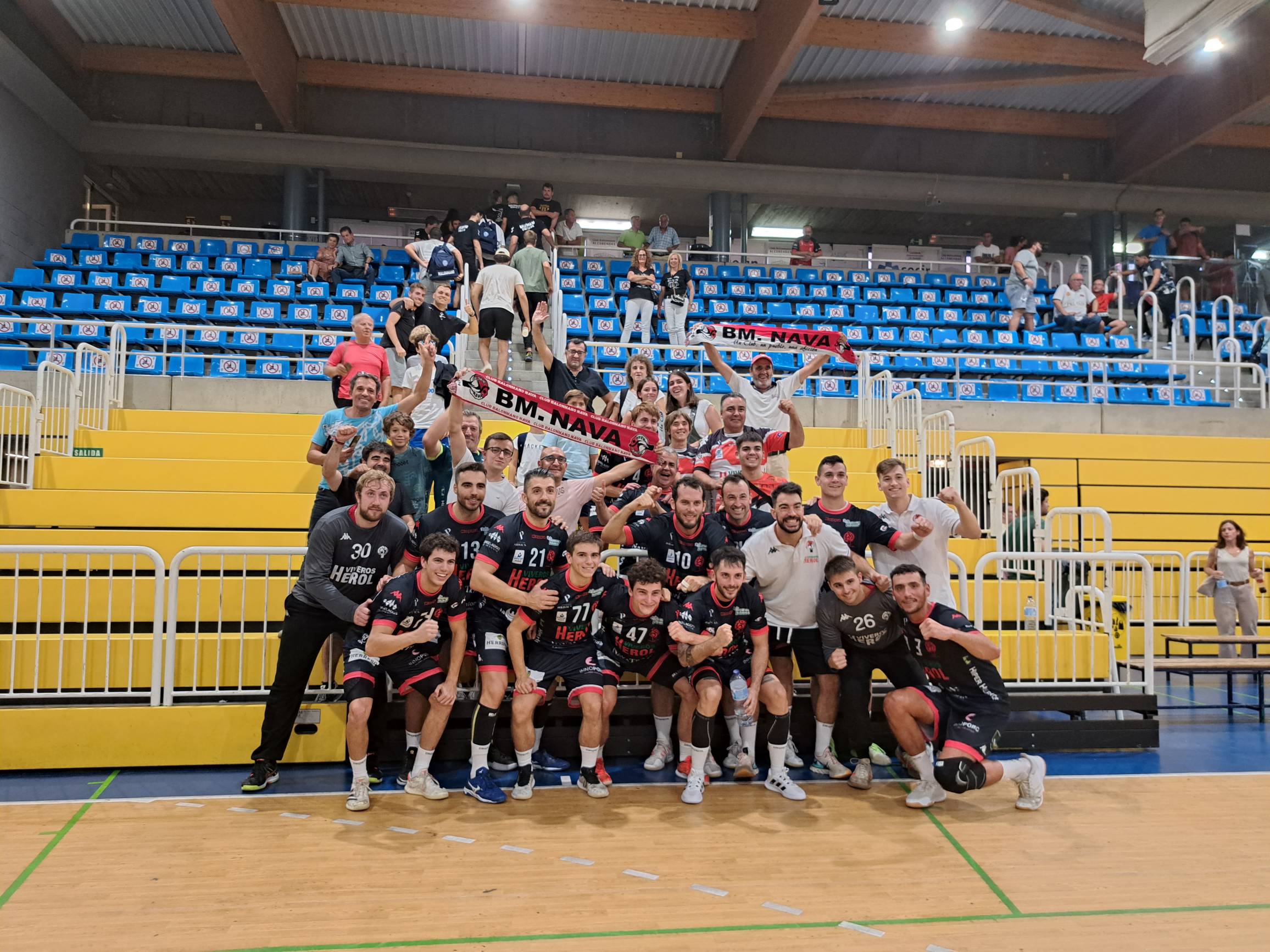 La plantilla de Balonmano Nava tras un partido de pretemporada