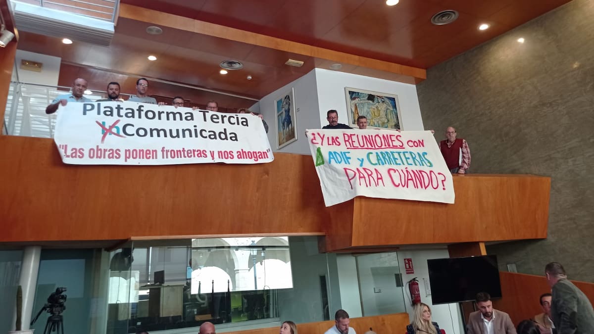 La Plataforma TerciaINcomunicada ha protestado en el pleno municipal de Lorca contra los proyectos del AVE y de la Ronda Central de Circunvalación.