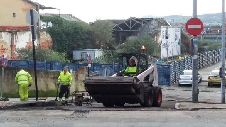 Obras de asfaltado en la calle Ricardo Montes, en Ciudad Naranco, Oviedo.