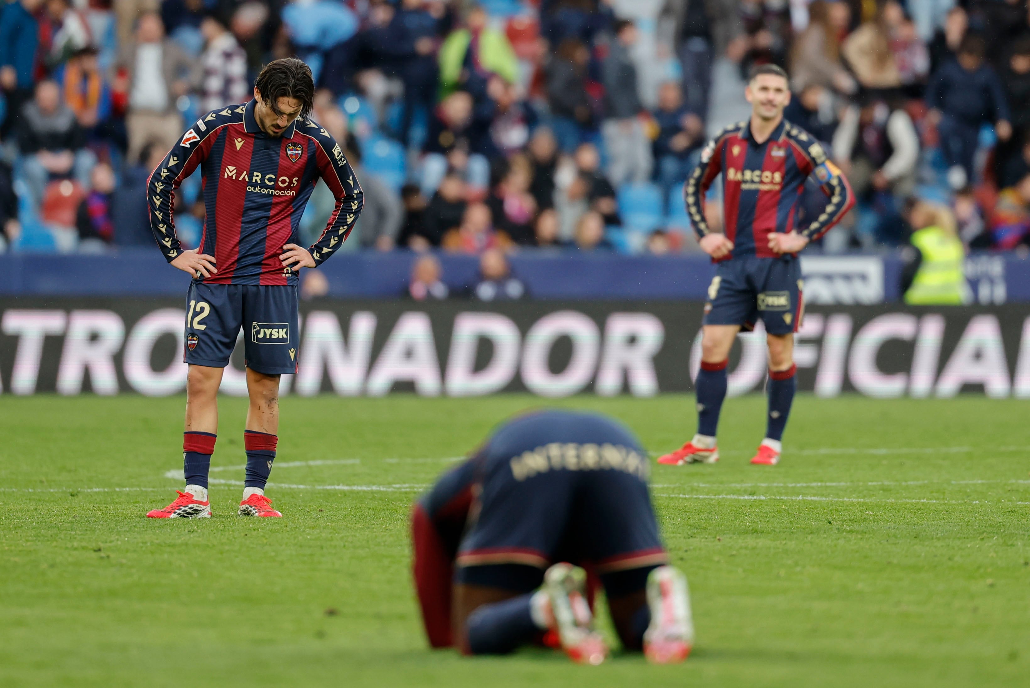 VALENCIA, 07/03/2026.- Los jugadores del Levante tras el final del partido de LaLiga entre el Levante y el Girona, este sábado en el estadio Ciutat de Valencia. EFE/ Ana Escobar