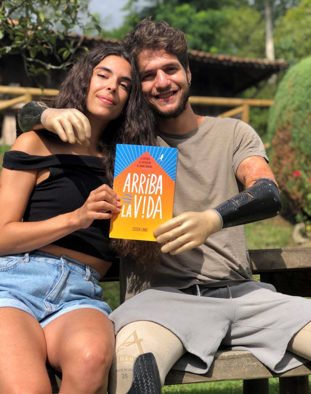 Davide Morana y Cecilia Cano posan con un ejemplar del libro