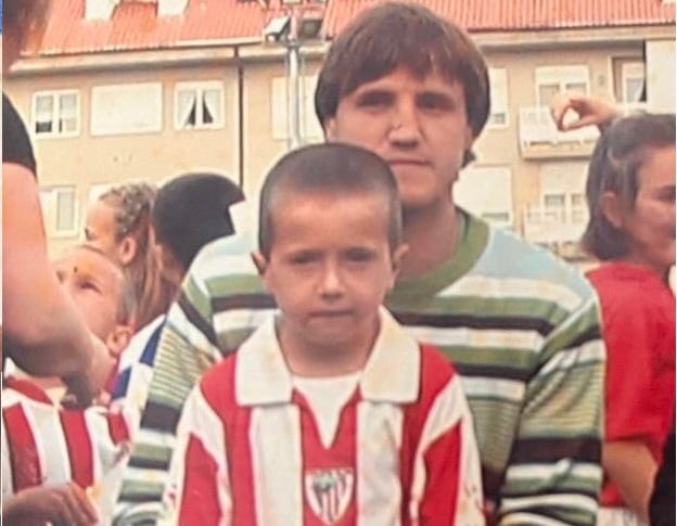 El jugador del Athletic Mikel Jauregizar, de niño, junto a Carlos Gurpegi