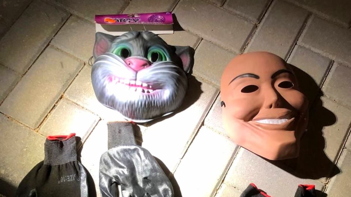 La Policía Local de Águilas detiene a dos personas enmascaradas de Halloween que iban a robar en el polígono