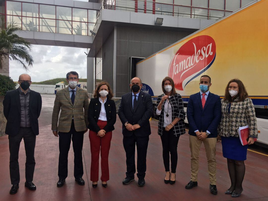 Navarro, junto a varios delegados de la Junta, y el propietario de Famadesa Federico Beltrán