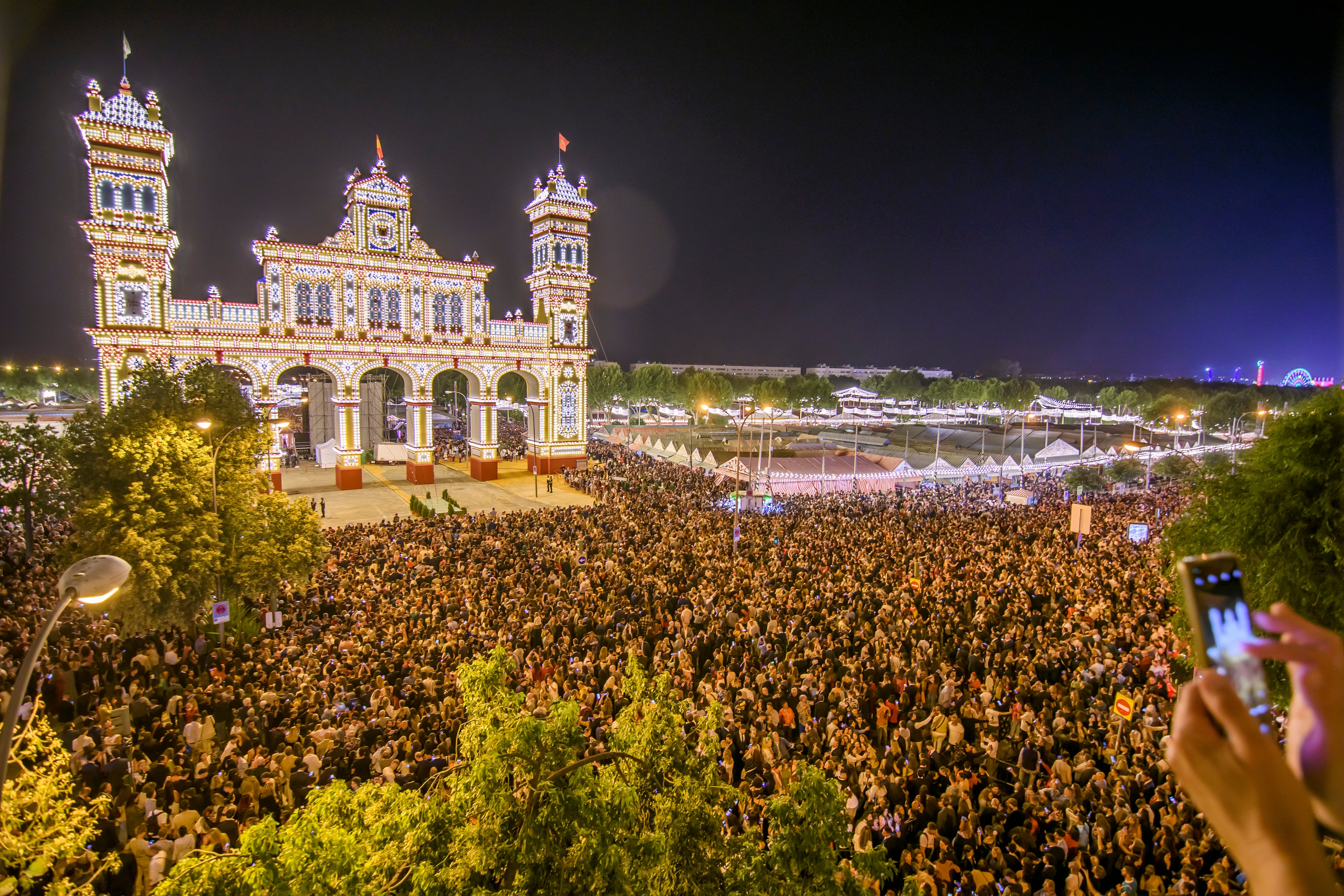 SEVILLA. 23/04/2023. - La Feria de Abril de Sevilla comienza esta medianoche con el tradicional &quot;alumbrao&quot;, encendido de las más de 200.000 bombillas que darán luz a las más de mil casetas y a las 15 calles del Real, un recinto que celebra los 50 años de su traslado al barrio de Los Remedios. EFE/ Raúl Caro.
