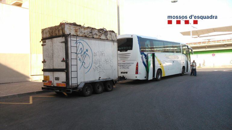 L'autocar interceptat a l'autopista i el remolc amb excés de pes