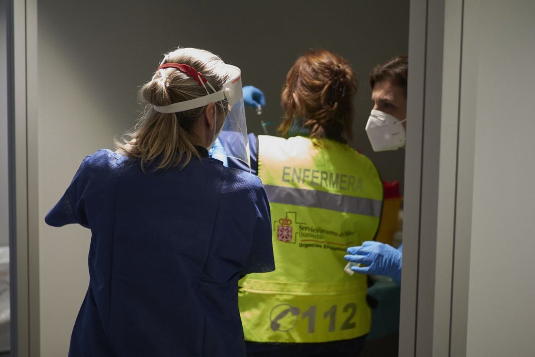 Tres trabajadoras sanitarias, en un centro de Refena donde se ha administrado la vacuna contra la COVID-19 a profesionales sociosanitarios, en Pamplona